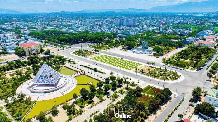 Đẩy mạnh phát triển đô thị và hạ tầng