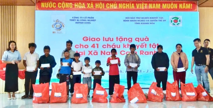 Trao 241 suất quà cho hộ nghèo, cận nghèo và trẻ em khuyết tật tại xã Nam Cam Ranh