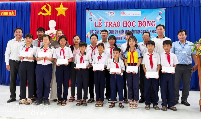Trao 100 suất học bổng cho học sinh, sinh viên các xã, phường khu vực phía nam
