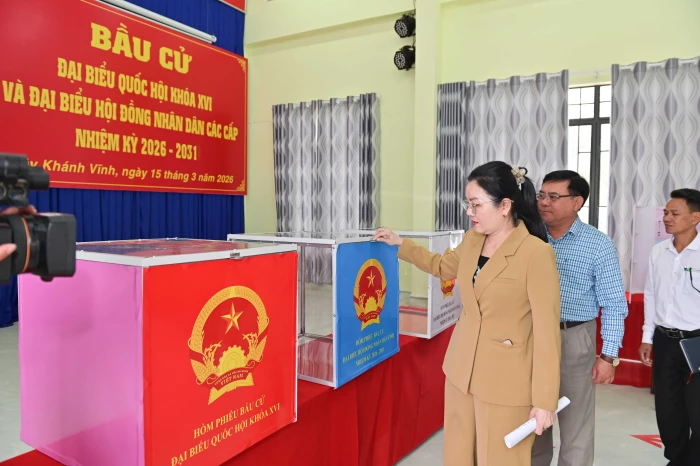 Phó Chủ tịch HĐND tỉnh Phạm Thị Xuân Trang kiểm tra công tác chuẩn bị bầu cử tại xã Tây Khánh Vĩnh