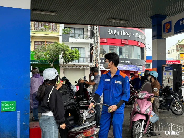 Giá xăng RON 95-III giảm 5.620 đồng/lít