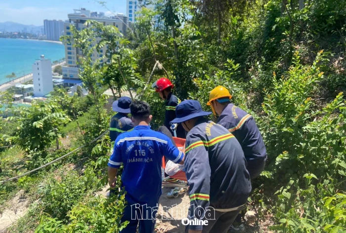 Cứu hộ kịp thời du khách Australia bị kiệt sức khi leo núi Cô Tiên