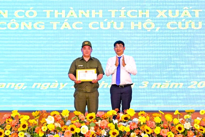 Khen thưởng đột xuất ông Đỗ Văn Thành Tài đã dũng cảm cứu người thoát khỏi đám cháy
