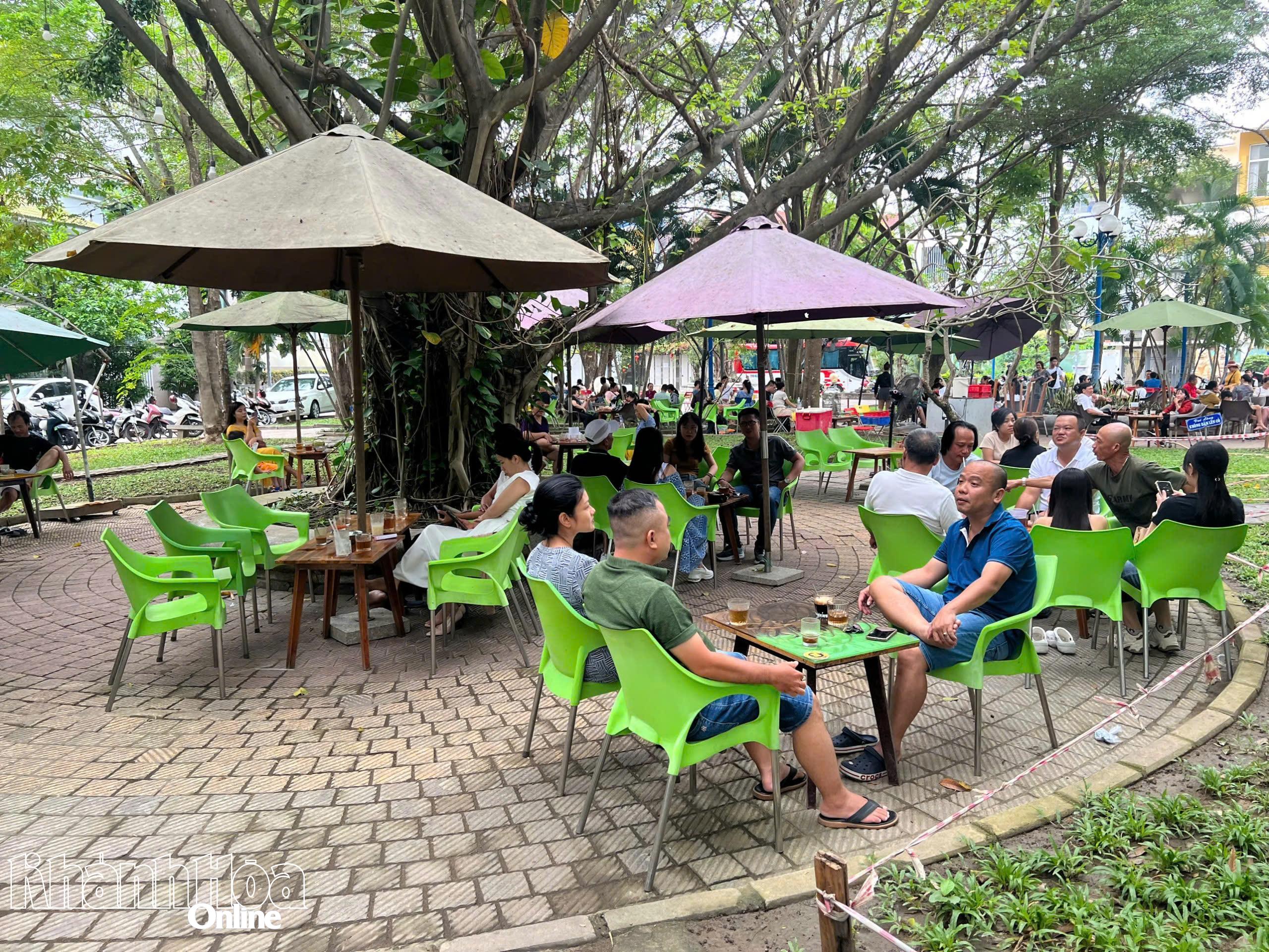 Chiếm dụng công viên để bán cà phê
