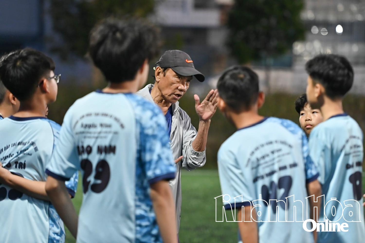 Giữ bầu nhiệt huyết đào tạo bóng đá trẻ