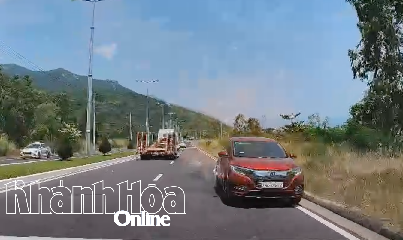 Lập biên bản xử lý nữ tài xế chạy xe ngược chiều trên đèo Cù Hin