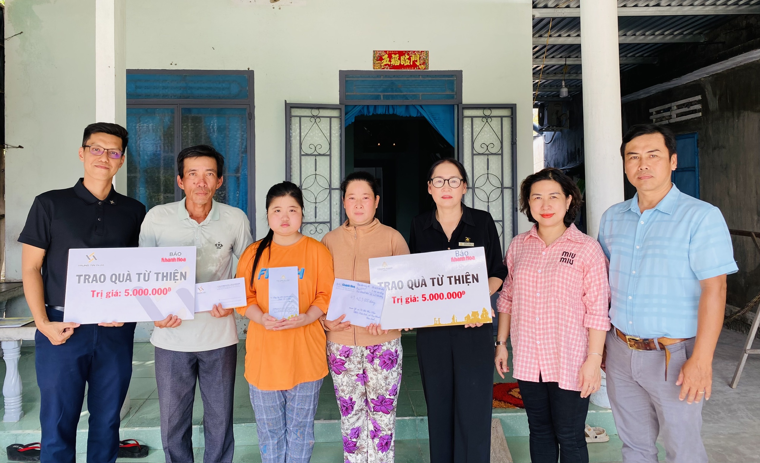 Bạn đọc ủng hộ gần 63 triệu đồng cho em Võ Thị Thu Hân