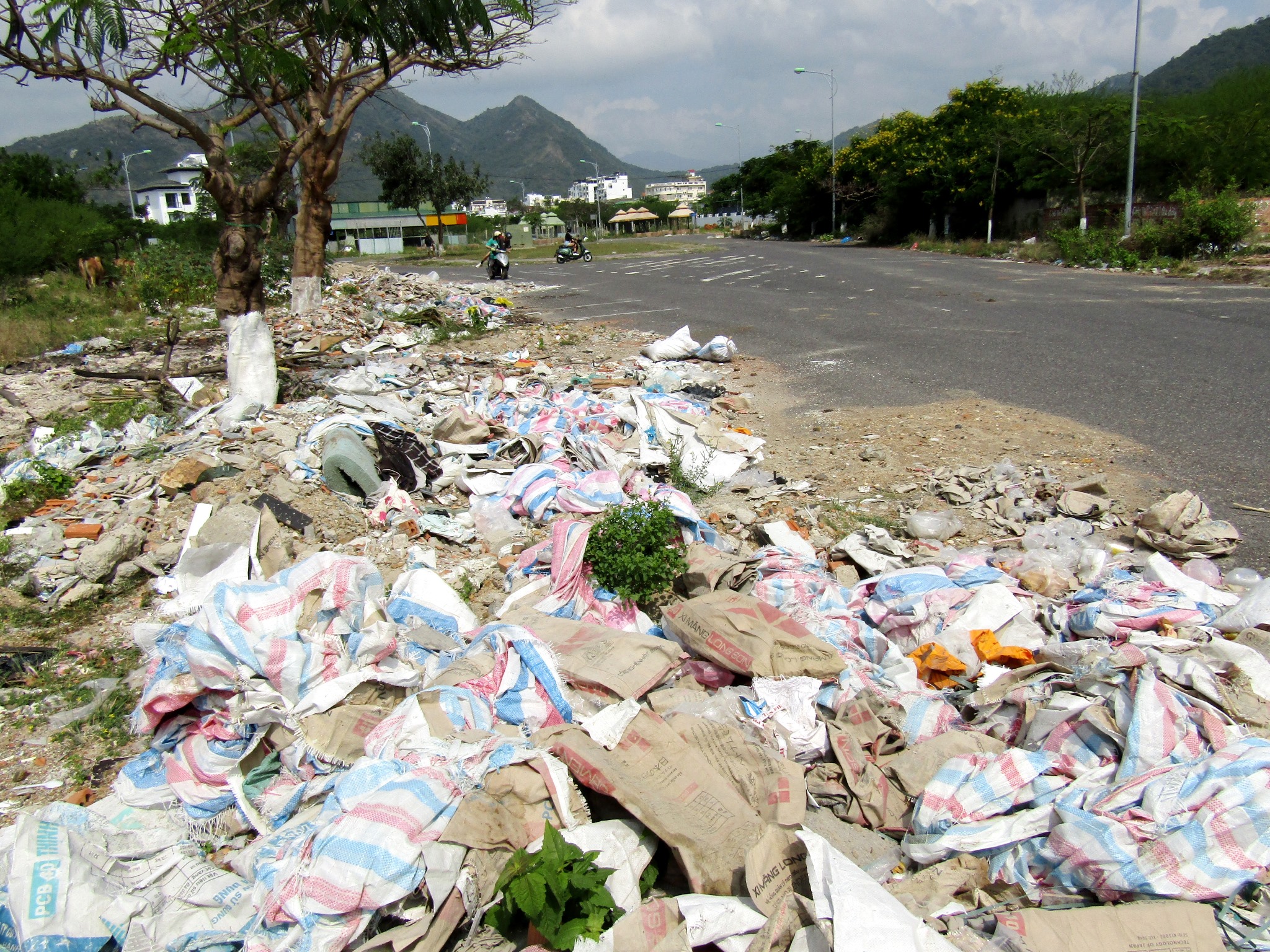 Đổ rác, xà bần bừa bãi ra đường