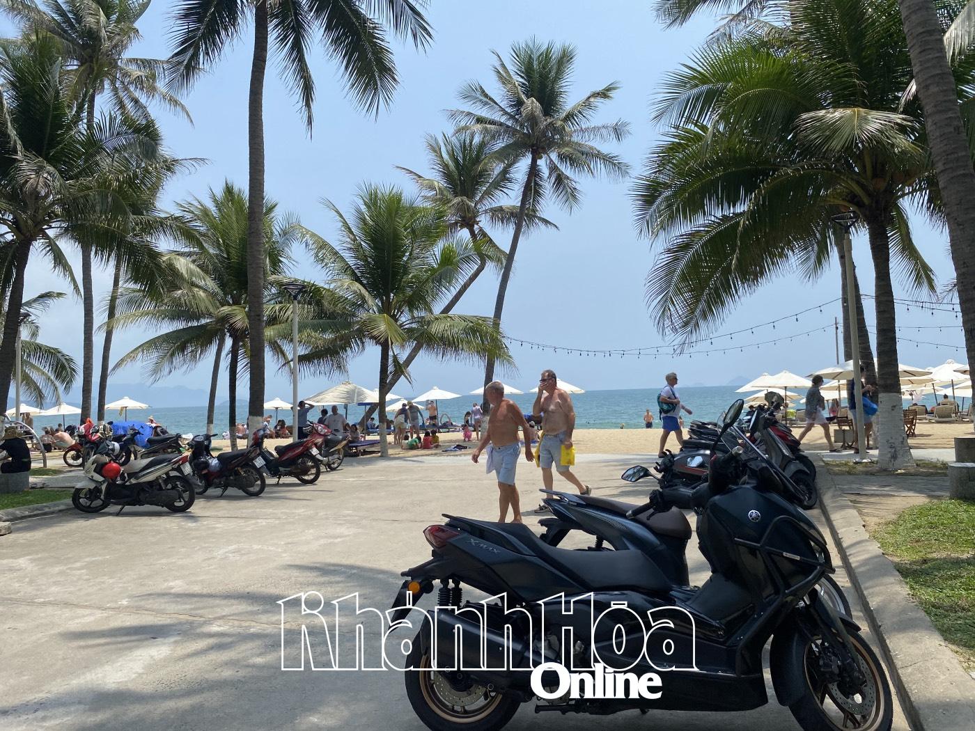 Nha Trang: Người dân lưu ý bảo quản phương tiện khi đi tắm biển trong thời gian chờ vận hành bãi giữ xe mới