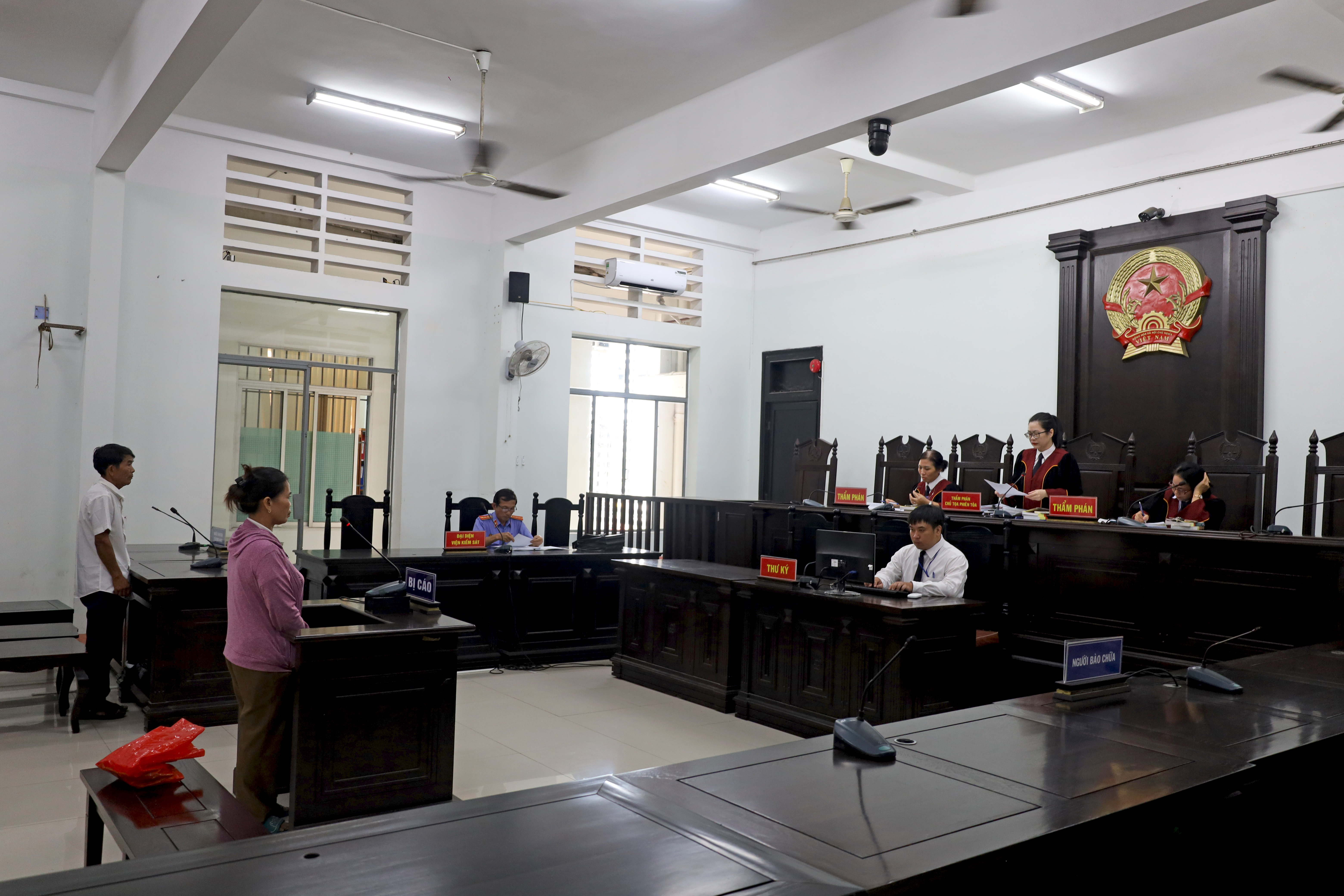 Vợ chồng cũ giải quyết mâu thuẫn, người bị thương, kẻ vào tù