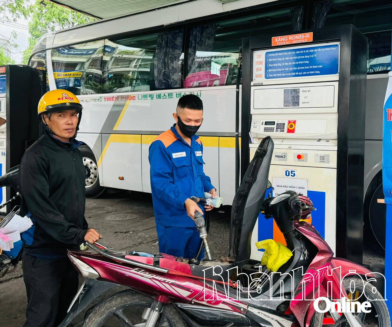 Giá xăng tăng 340 - 490 đồng/lít