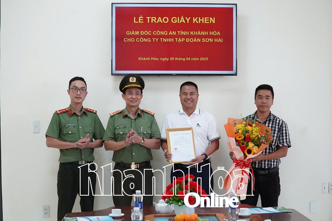 Giám đốc Công an tỉnh Khánh Hòa khen thưởng Tập đoàn Sơn Hải