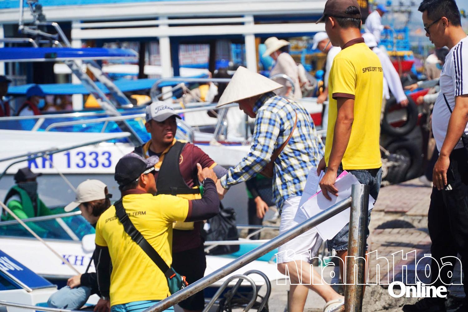 Ngày đầu kỳ nghỉ lễ 30-4 và 1-5, lượng khách đến Nha Trang chưa nhiều