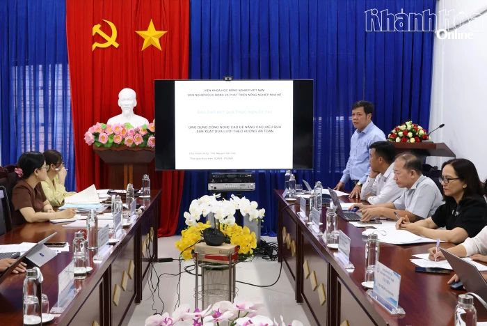 Nghiệm thu đề tài ứng dụng công nghệ cao trong sản xuất dưa lưới