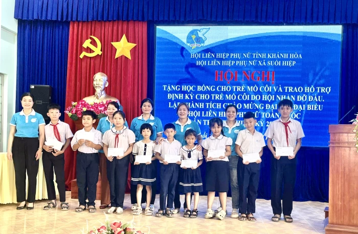 Hội Liên hiệp Phụ nữ xã Suối Hiệp trao học bổng, hỗ trợ định kỳ cho trẻ em mồ côi