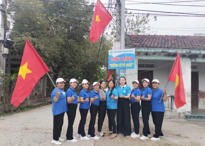 Hội Liên hiệp Phụ nữ xã Cam An thực hiện công trình “Đường cờ Tổ quốc”