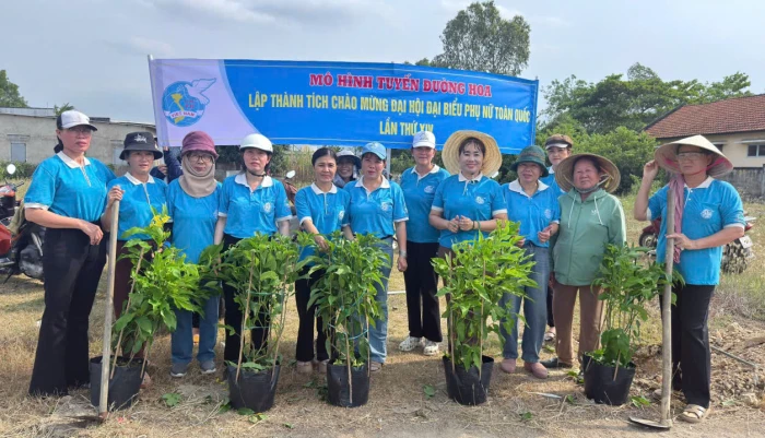 Hội Liên hiệp Phụ nữ xã Diên Thọ ra quân thực hiện mô hình “Tuyến đường hoa”