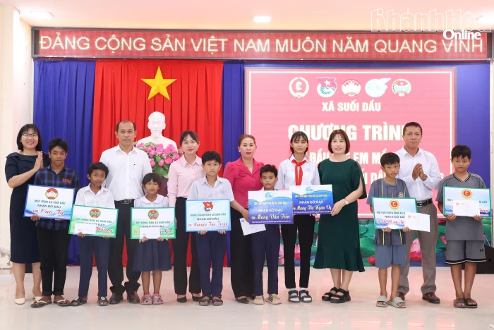 Xã Suối Dầu nhận đỡ đầu 8 trẻ em mồ côi