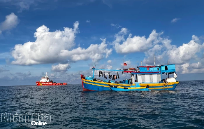 Tàu CSB 9001, Hải đoàn Cảnh sát biển 32 kịp thời hỗ trợ, cứu chữa ngư dân bị nạn trên biển