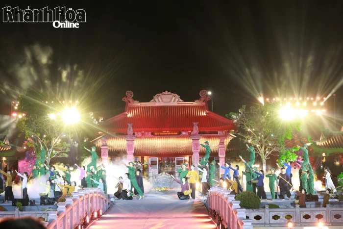 Bí thư Tỉnh ủy Trần Phong và Đoàn công tác tỉnh Khánh Hòa dự chương trình nghệ thuật chính luận “Bản hùng ca trên sông” tại Quảng Trị