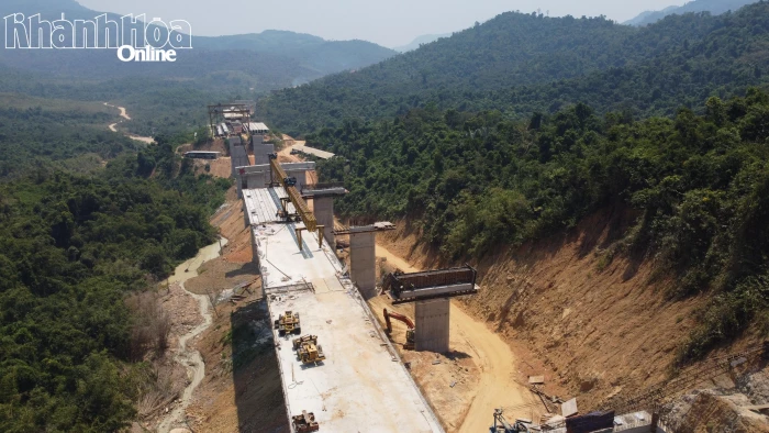 Vượt khó trên công trường đường bộ cao tốc Khánh Hòa - Buôn Ma Thuột