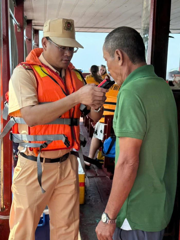 Đội Cảnh sát đường thủy số 1 tăng cường xử lý vi phạm an toàn giao thông