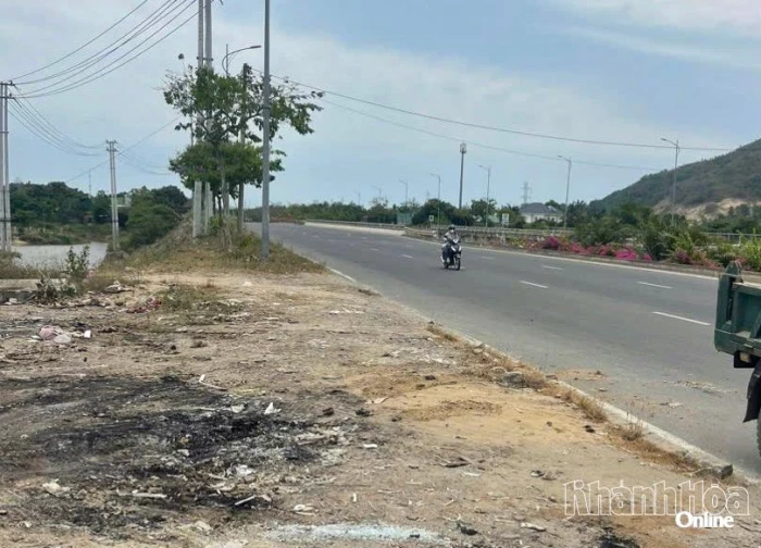 Rác thải, xà bần ở khu đất trống bên đường Võ Nguyên Giáp đã được thu gom