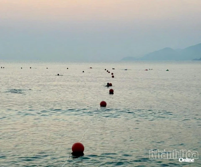 Đã lắp lại giàn phao khoanh vùng các khu vực tắm an toàn ở biển Nha Trang