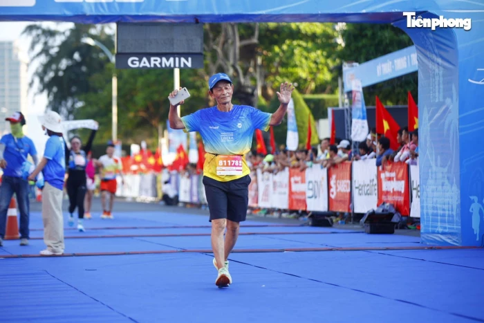 Cụ ông 80 tuổi truyền lửa chạy bộ cho 3 thế hệ