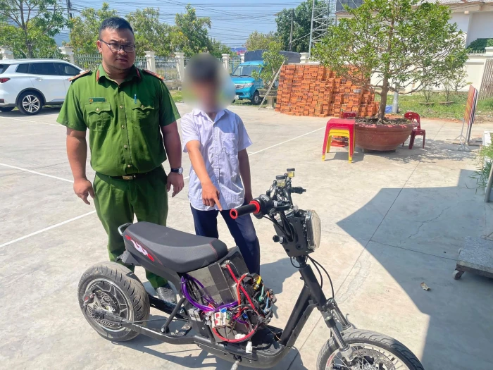 Cảnh báo tình trạng học sinh đi xe đạp điện độ chế