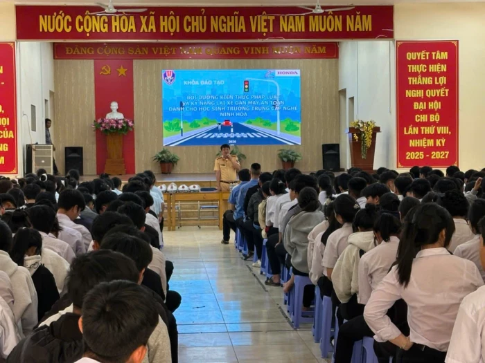 Tuyên truyền quy định về trật tự, an toàn giao thông cho hơn 600 giáo viên, học sinh