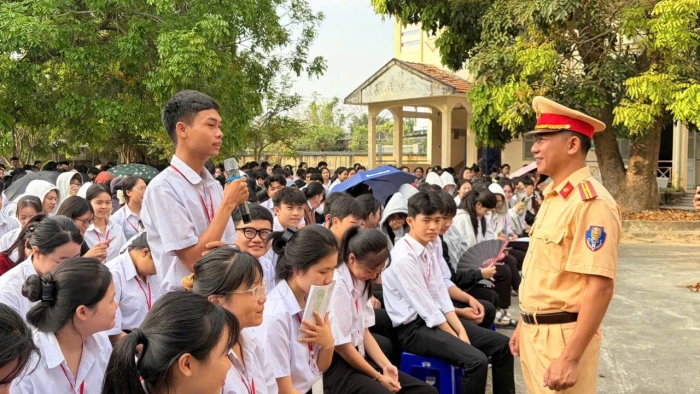 Tuyên truyền pháp luật về an toàn giao thông cho hơn 1.350 học sinh