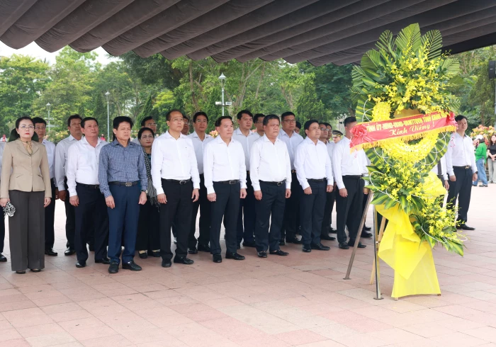 Đoàn công tác tỉnh Khánh Hòa dâng hương tại các nghĩa trang liệt sĩ và di tích lịch sử cấp quốc gia tỉnh Quảng Trị