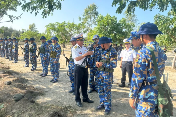 Phó Tư lệnh Vùng 4 Hải quân kiểm tra huấn luyện chiến sĩ mới tại Lữ đoàn 101