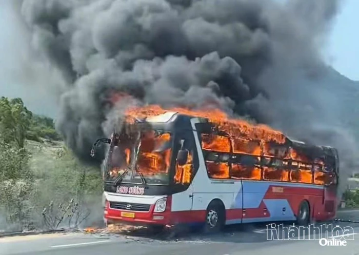 Xe khách bốc cháy dữ dội trên Quốc lộ 1