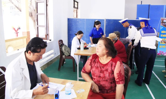 Lữ đoàn 162 phối hợp khám, phát thuốc miễn phí cho gần 1.000 người dân phường Cam Linh