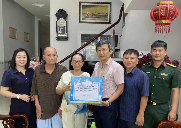 Phường Nam Nha Trang thăm, tặng quà gia đình người có công tiêu biểu