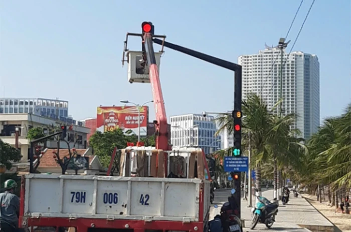 Phường Nha Trang: Sửa chữa 23 chốt đèn tín hiệu giao thông