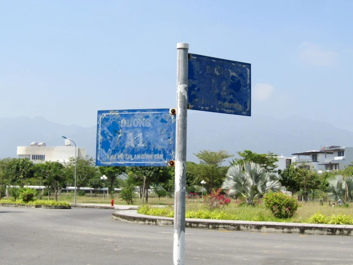 Biển báo tên đường bị bong tróc