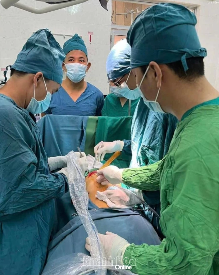 Phẫu thuật cấp cứu cho bệnh nhân bị cành gỗ đâm xuyên ngực, bụng