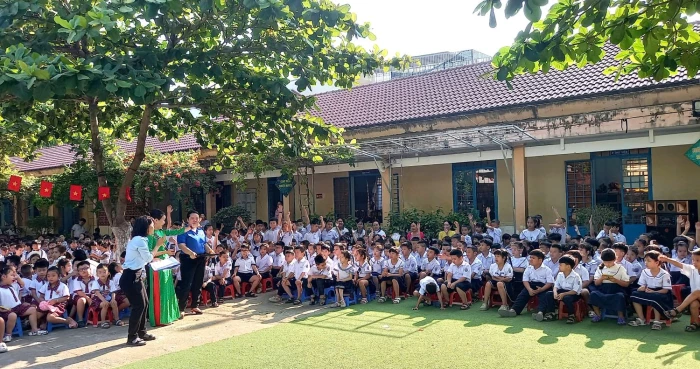 Hội Cựu chiến binh xã Diên Khánh phối hợp tổ chức giáo dục truyền thống cho học sinh