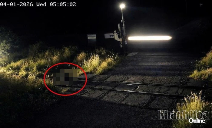 Ngồi trên đường sắt, người đàn ông bị tàu hỏa cán tử vong