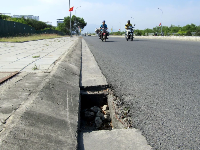 Cần đậy nắp cống thoát nước