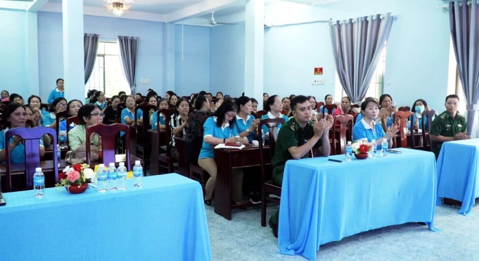 Hội Liên hiệp Phụ nữ phường Cam Ranh phối hợp tuyên truyền biển, đảo