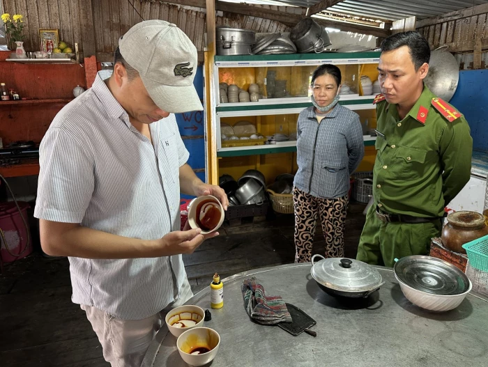 Xã Nam Cam Ranh kiểm tra an toàn thực phẩm tại các cơ sở kinh doanh ăn uống