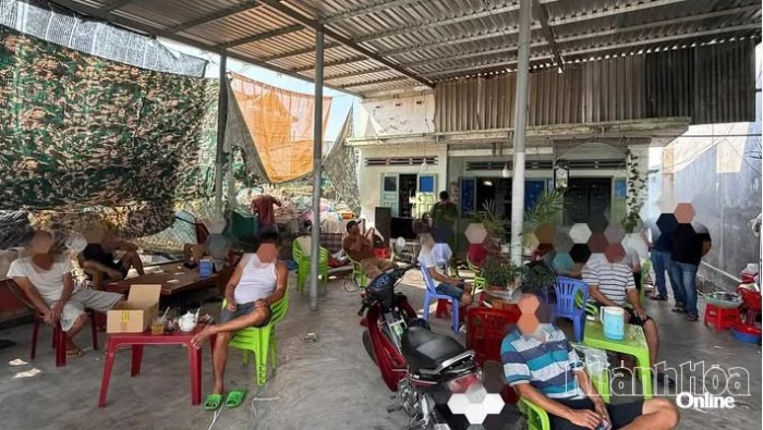 Bắt quả tang nhóm người đánh bạc trong quán cà phê