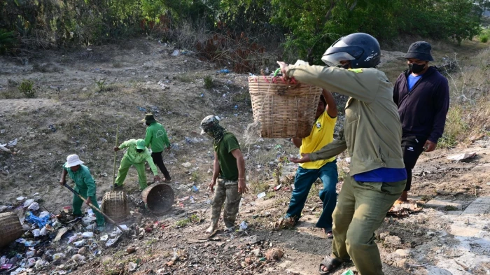 Xã Thuận Bắc ra quân tổng dọn vệ sinh môi trường