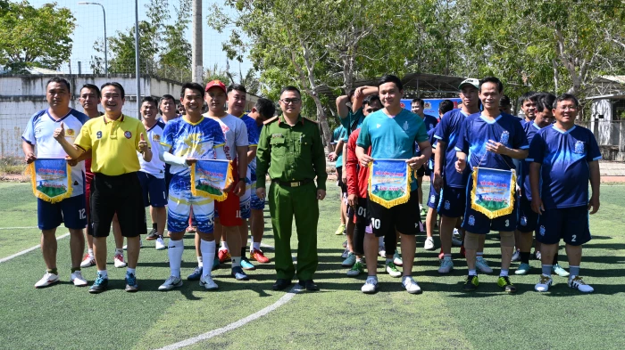 Xã Thuận Bắc: Giao lưu bóng đá chào mừng kỷ niệm 51 năm Ngày giải phóng miền Nam, thống nhất đất nước