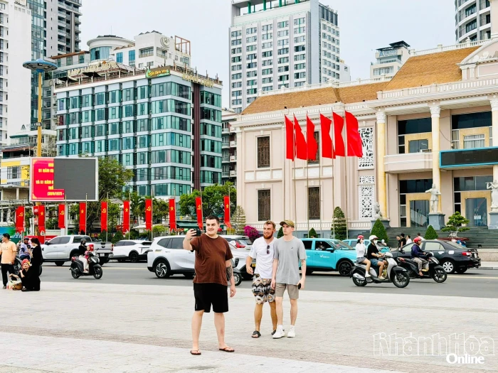Du khách quốc tế hòa mình vào không khí lễ 30-4