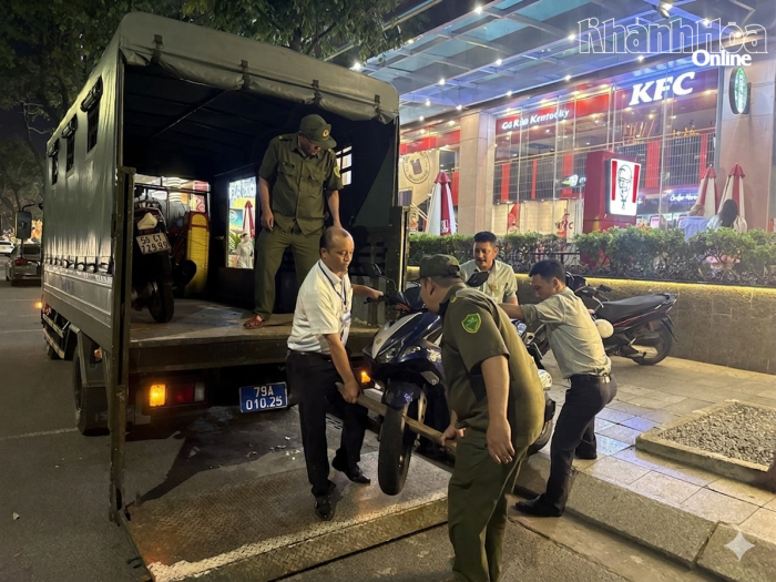 Phường Nha Trang: Tiếp tục xử lý nhiều trường hợp kinh doanh, để xe lấn chiếm lòng đường, vỉa hè